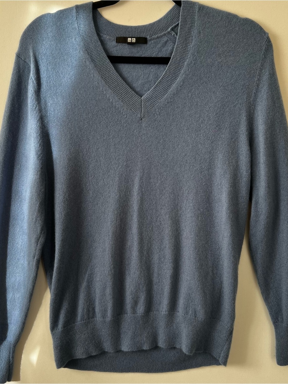 Uniqlo Men's Light Blue V-Neck Sweater
